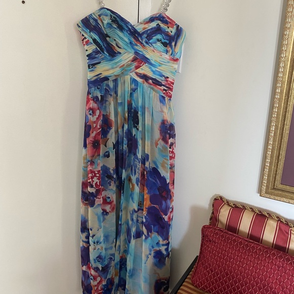 JS Boutique Dresses & Skirts - Beautiful soft print dress in great condition